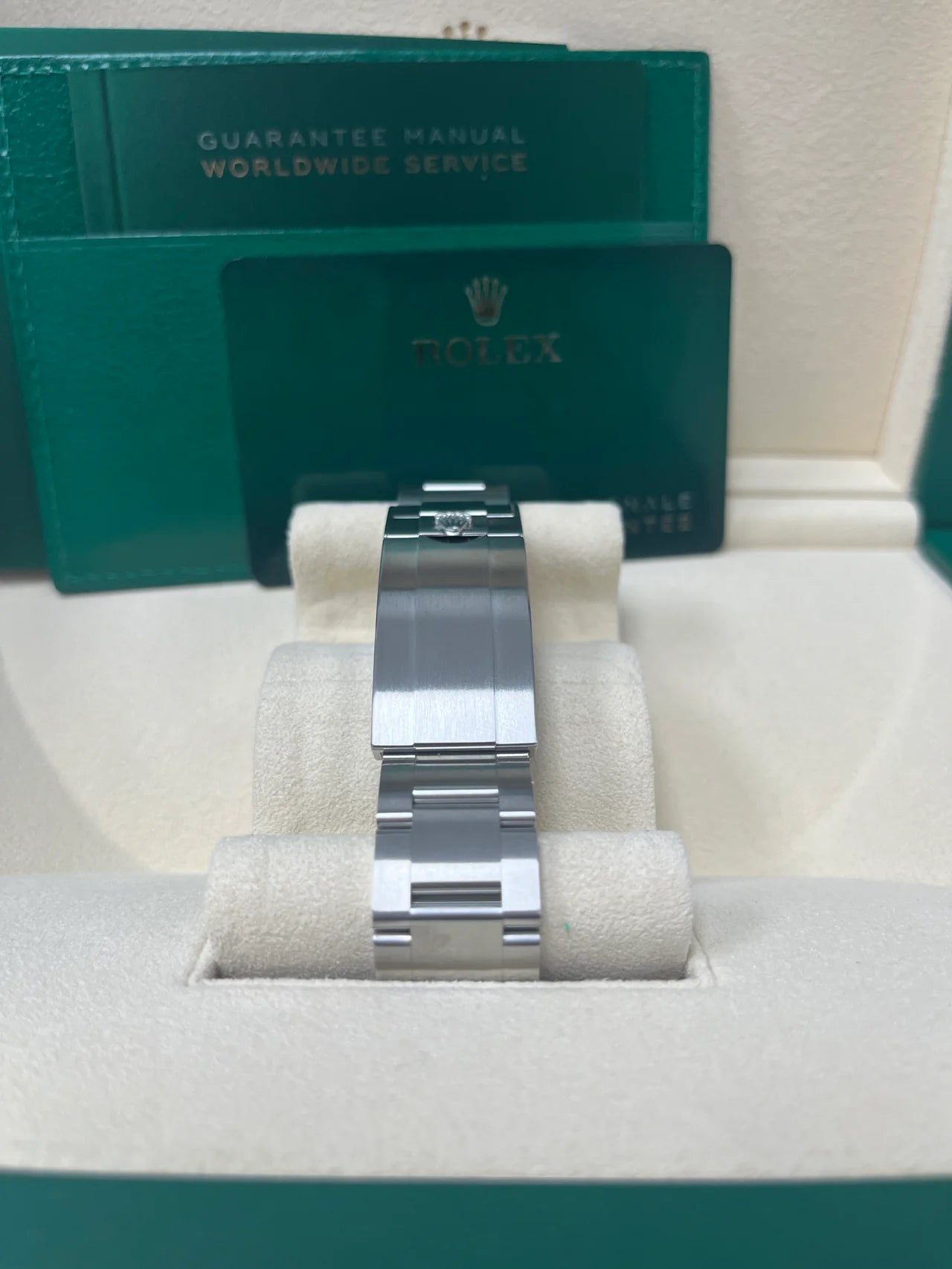 Rolex Submariner – No Date – Black Dial – Oyster Bracelet (Ref. 124060)
