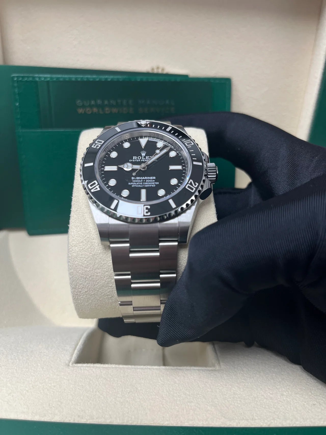 Rolex Submariner – No Date – Black Dial – Oyster Bracelet (Ref. 124060)