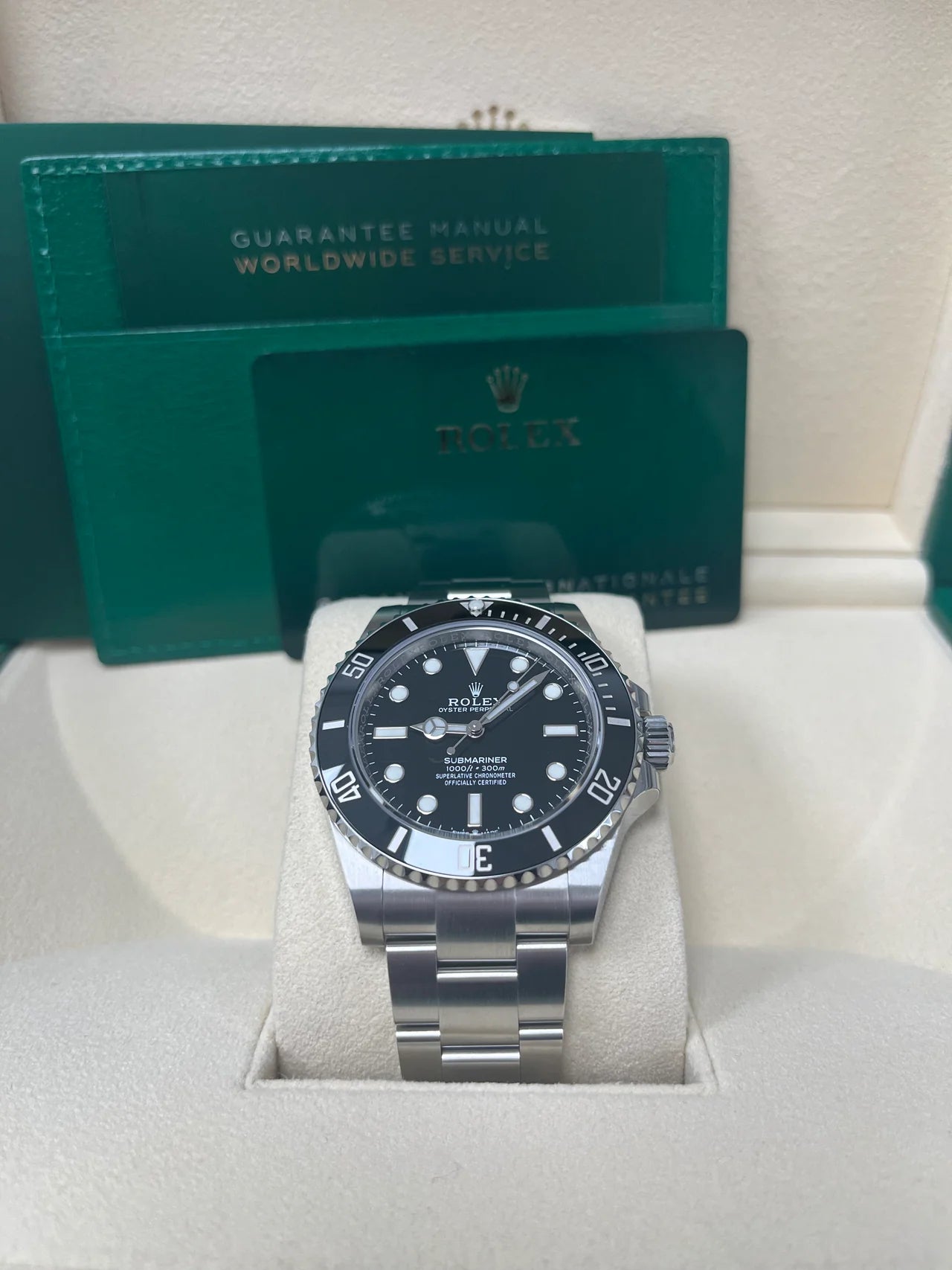 Rolex Submariner – No Date – Black Dial – Oyster Bracelet (Ref. 124060)