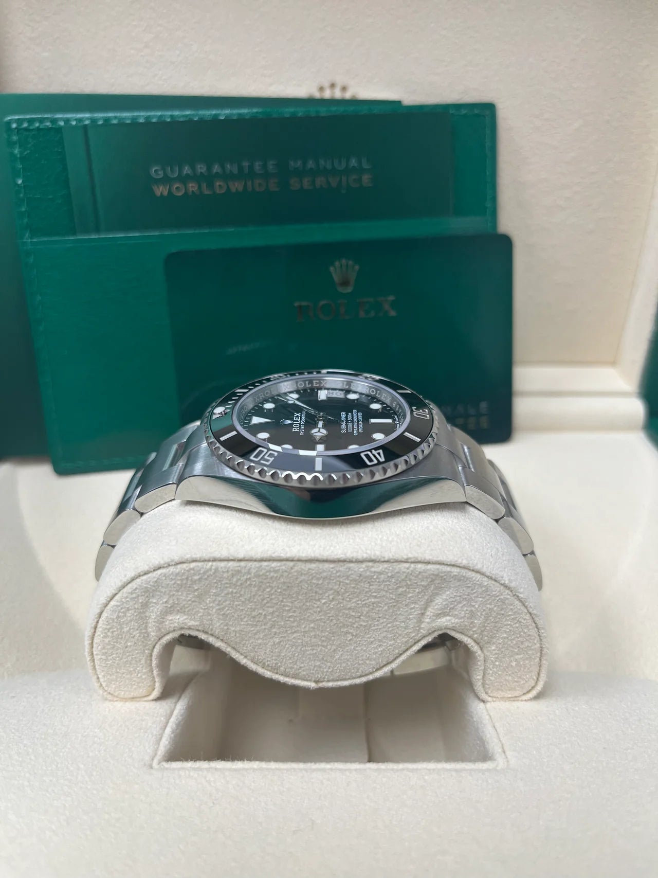 Rolex Submariner – No Date – Black Dial – Oyster Bracelet (Ref. 124060)