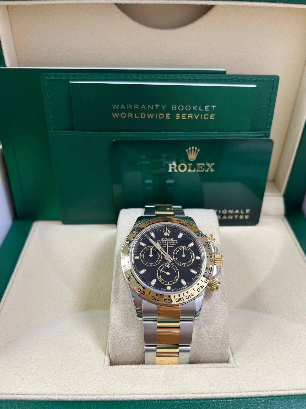 Rolex Cosmograph Daytona – Black Dial – Yellow Rolesor – Oyster Bracelet (Ref. 116503)