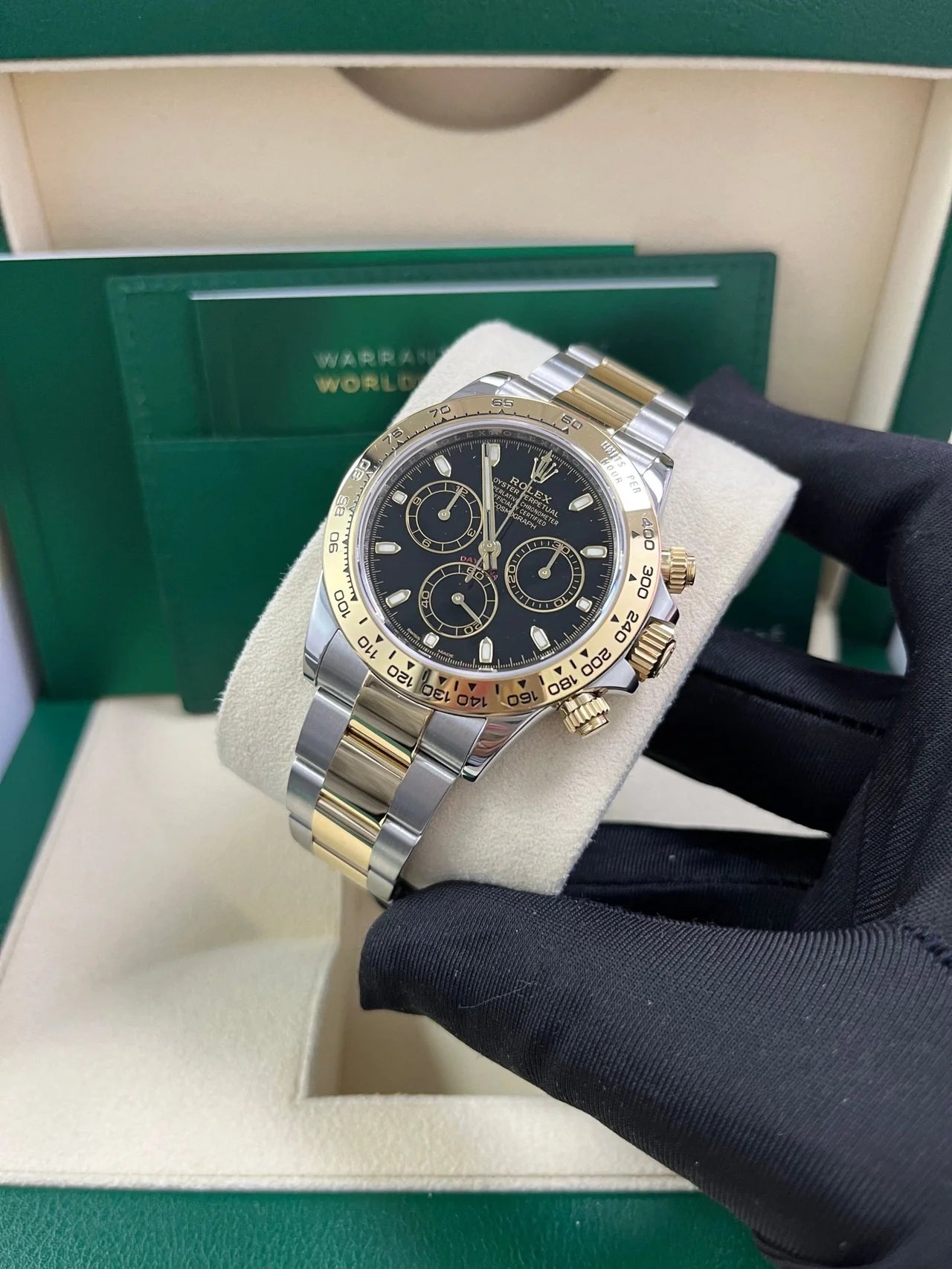 Rolex Cosmograph Daytona – Black Dial – Yellow Rolesor – Oyster Bracelet (Ref. 116503)